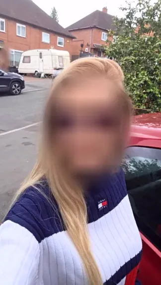 Manuela, 39